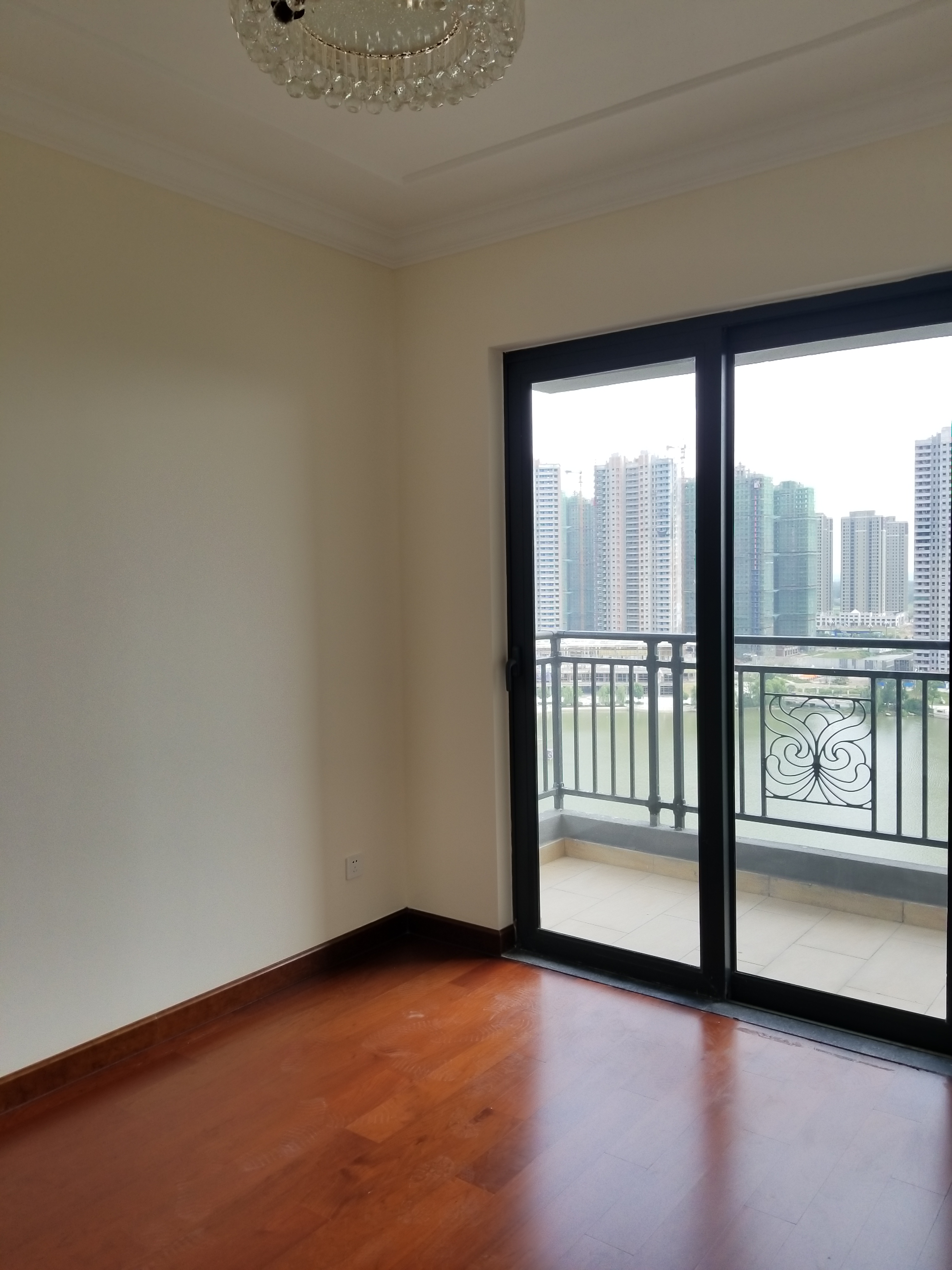 恒大绿洲 精装小3室