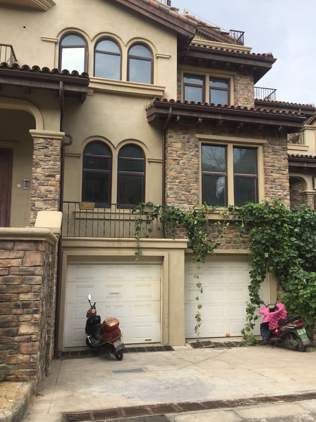 金地滟澜山 联排别墅223平米 送地下室 送车位 老证无贷