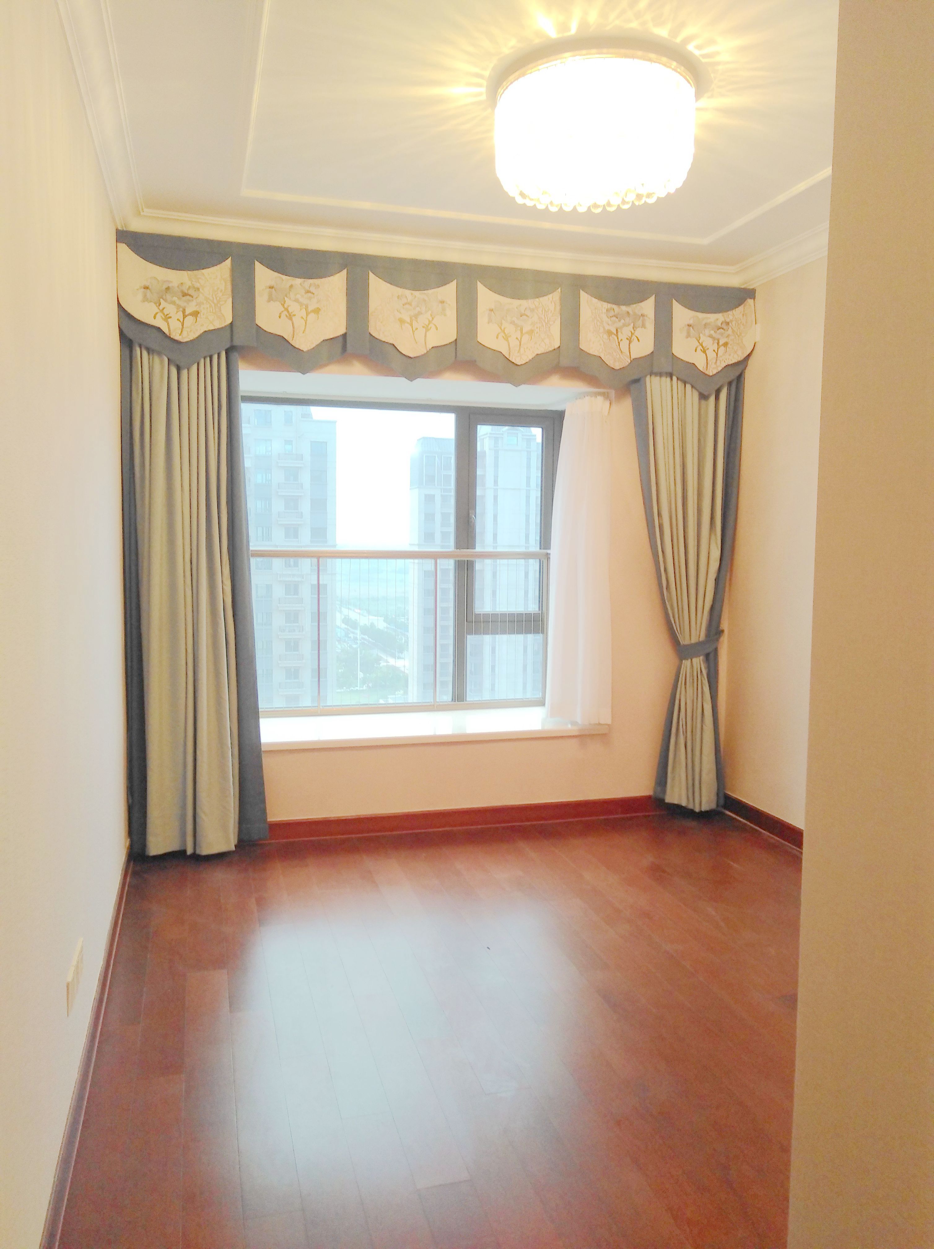 恒大绿洲四室两厅精装修出租