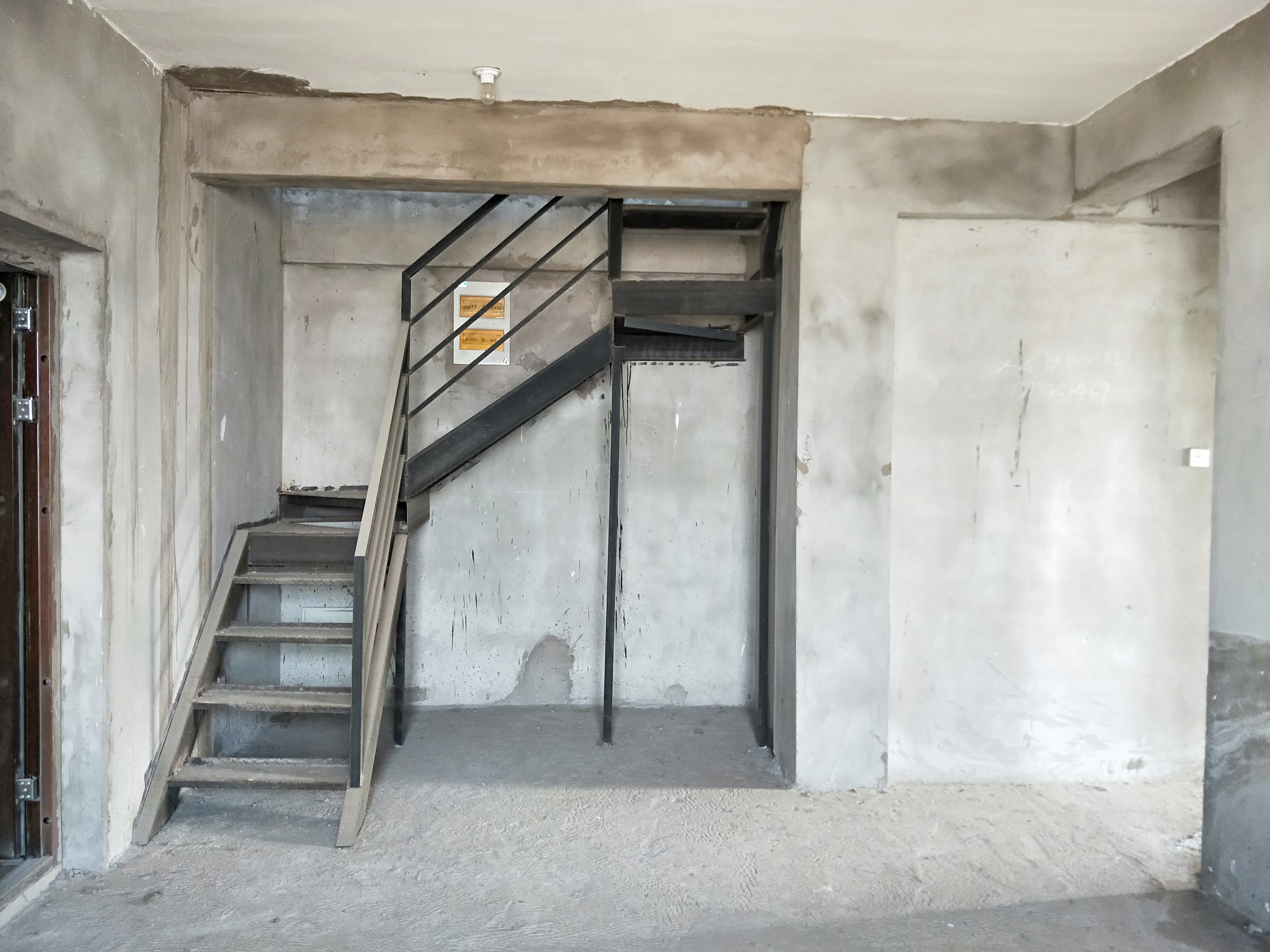 银鹭万树城毛坯复式房出售