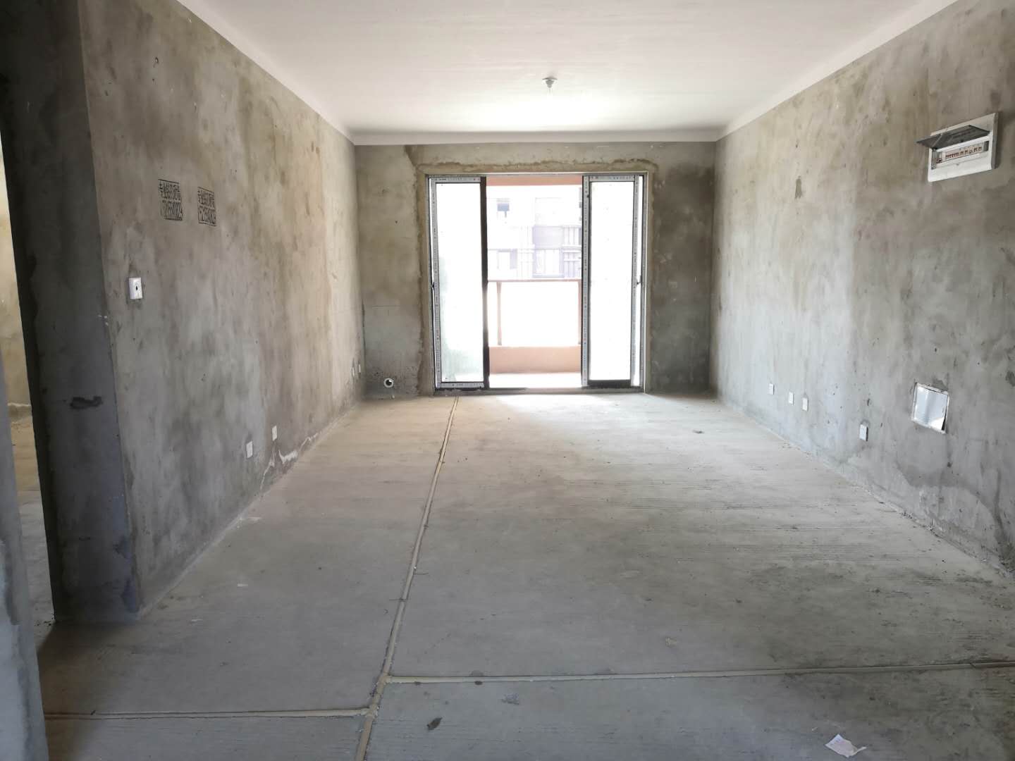 南山村毛坯三室洋房出售