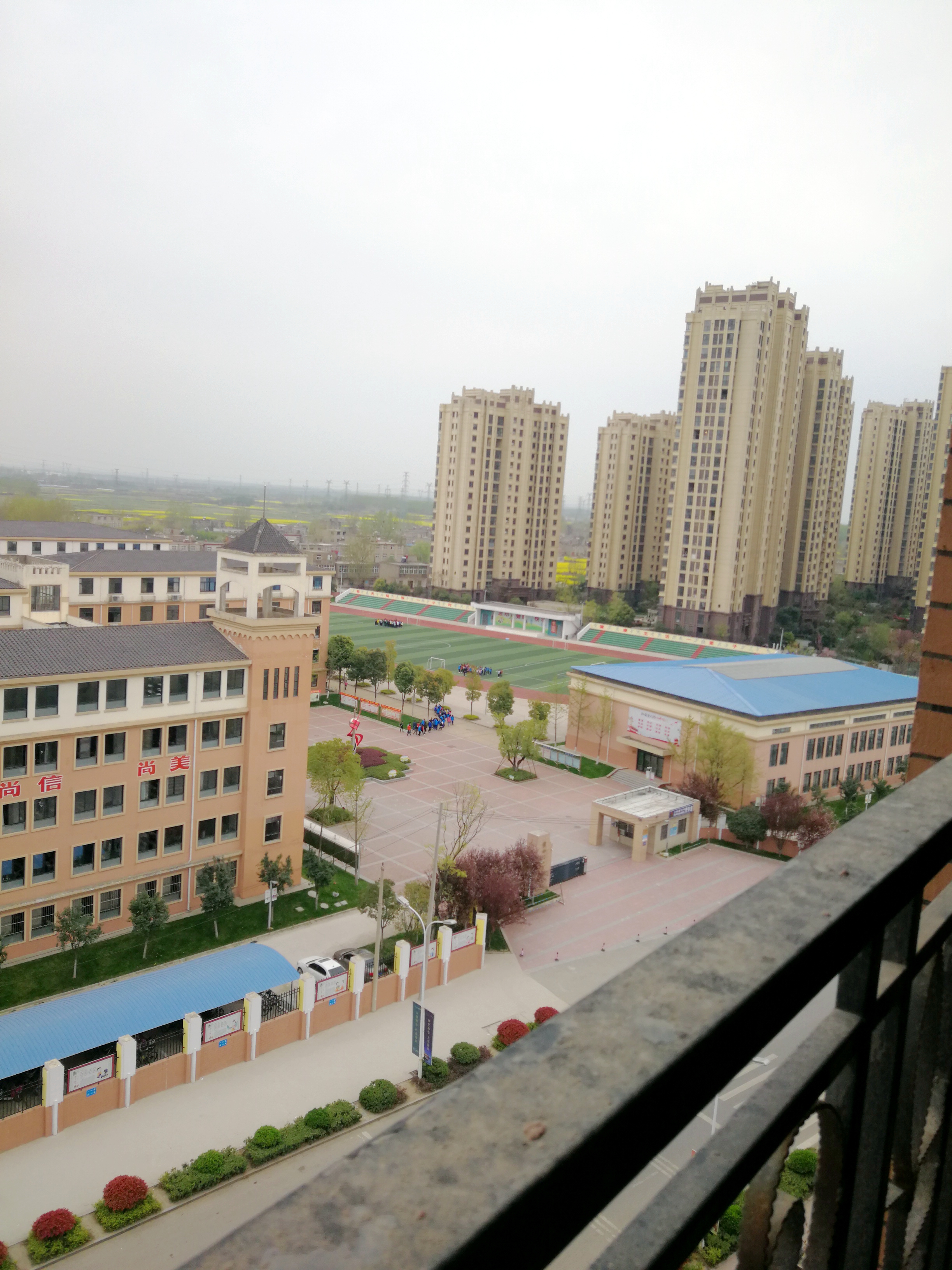 泉山湖d区学校正对面中间楼层,在阳台看孩子在学校奔跑
