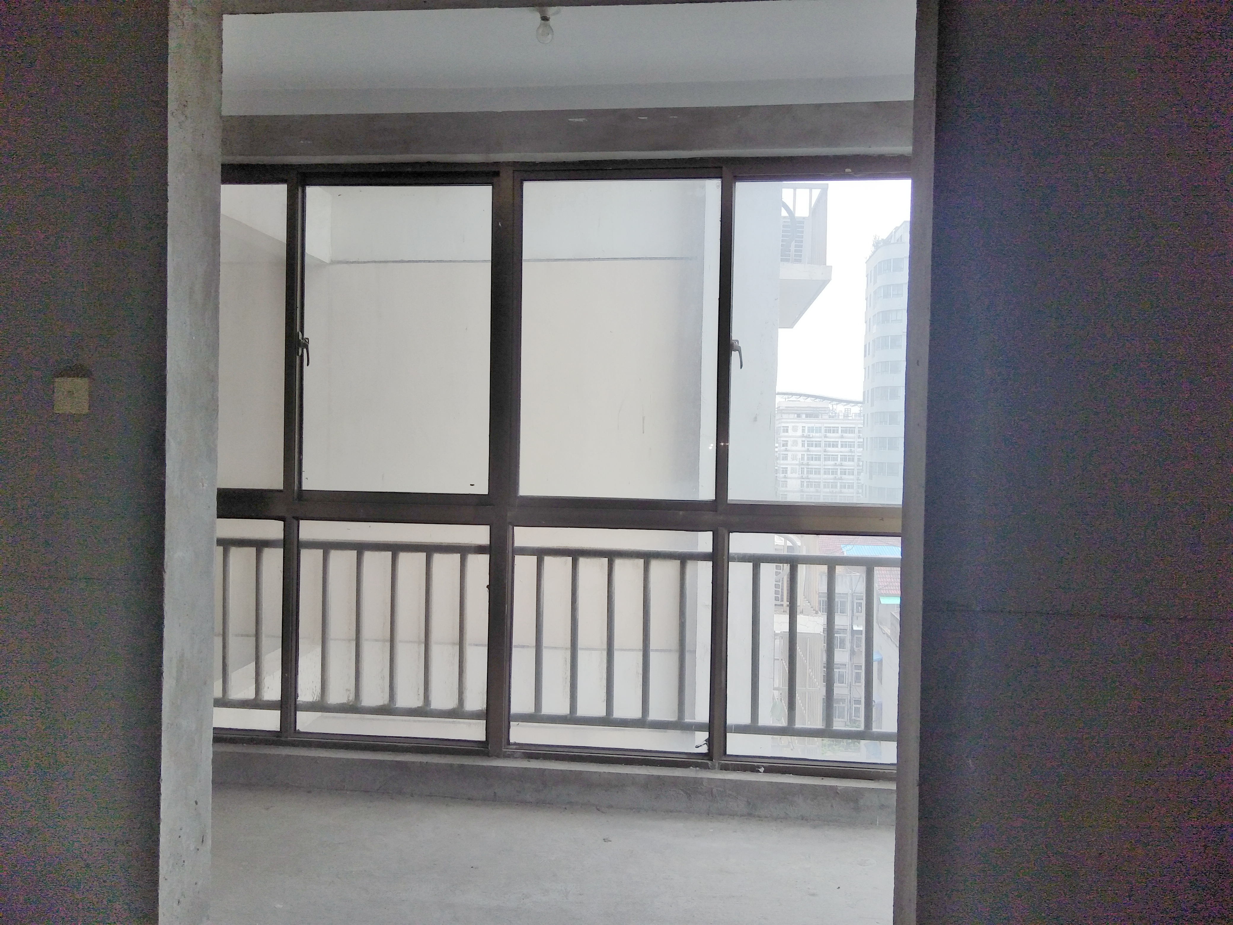 云景华城毛坯房三室两厅