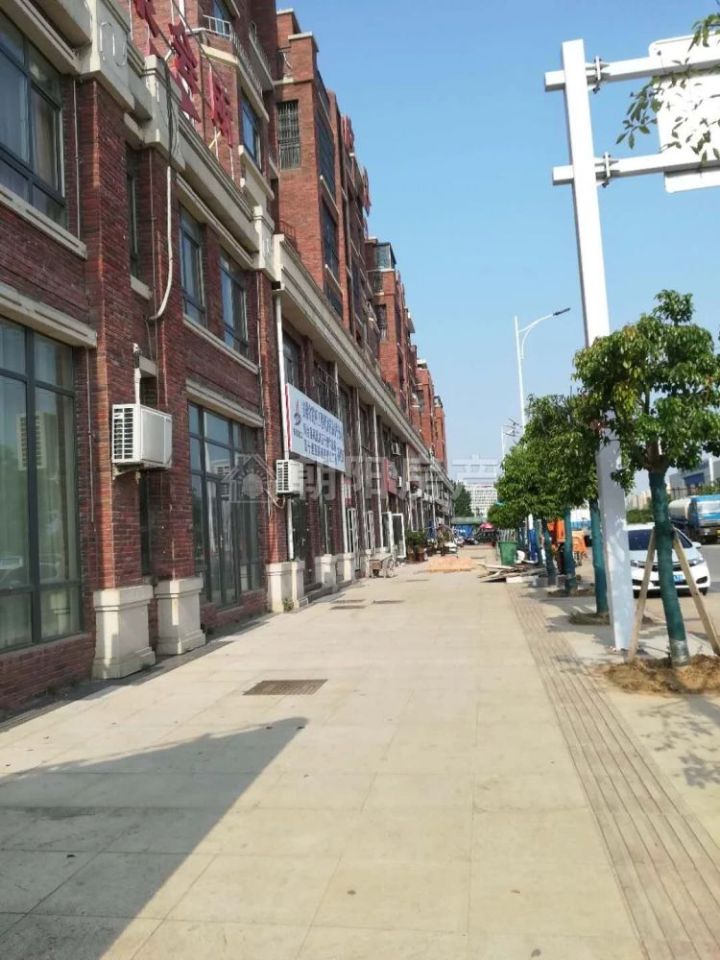 凤凰首府门面房出售.