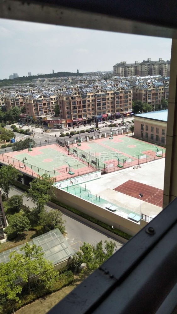 泉山湖香颂小镇,两室一厅精装,家具家电全送.楼层佳,采光好