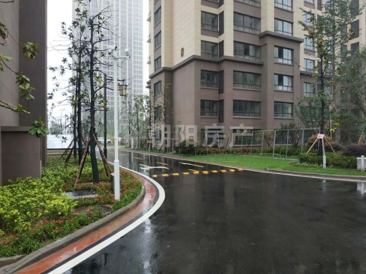 艺山南毛坯三房两厅出入方便有两层地下车库一楼不潮